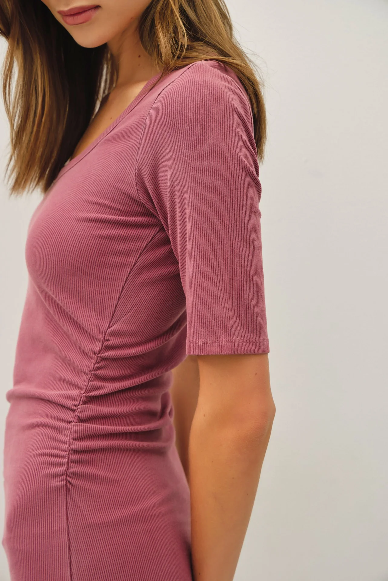 Mauve Ruched Short Sleeve Side Slit Midi Dress - Image 4
